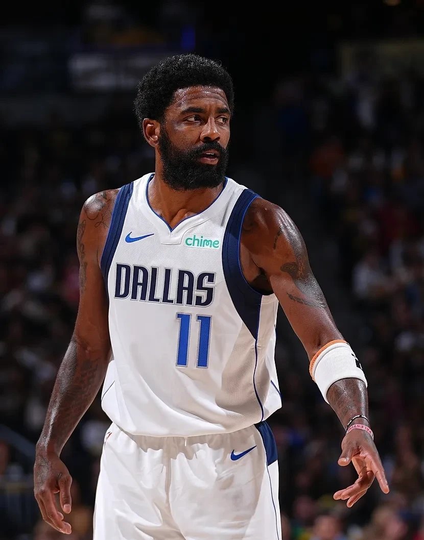 湖人全队苦练备战，官媒晒训练照（湖人全队加练备战，官媒发布训练照）