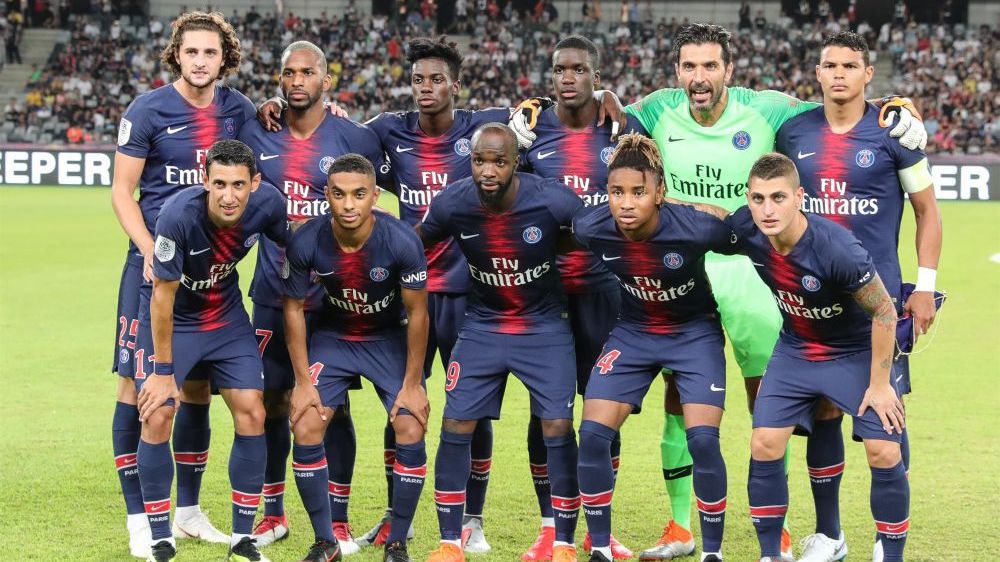 法兰克福客胜后球迷区突发火情，还有球迷从高处坠落后被送医（法兰克福客场取胜后，球迷区突发火情，有球迷高处坠落被送医）