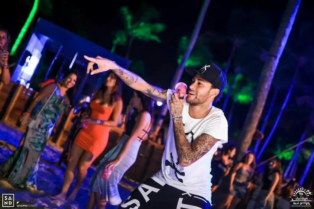 巴萨球迷再次在诺坎普比赛第10分钟集体高喊梅西的名字！（诺坎普第10分钟，巴萨球迷再度齐声呼喊梅西）