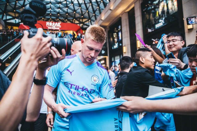 驳斥转会传闻，贡多齐：我专注于当下，想帮拉齐奥赢下更多球（贡多齐否认转会传闻：专注当下，只想助拉齐奥赢得更多胜利）