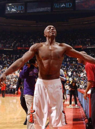 约罗：姆伯莫也会说法语，现在我们的团队就像一个大家庭（约罗：姆伯莫会讲法语，如今球队亲如一家）