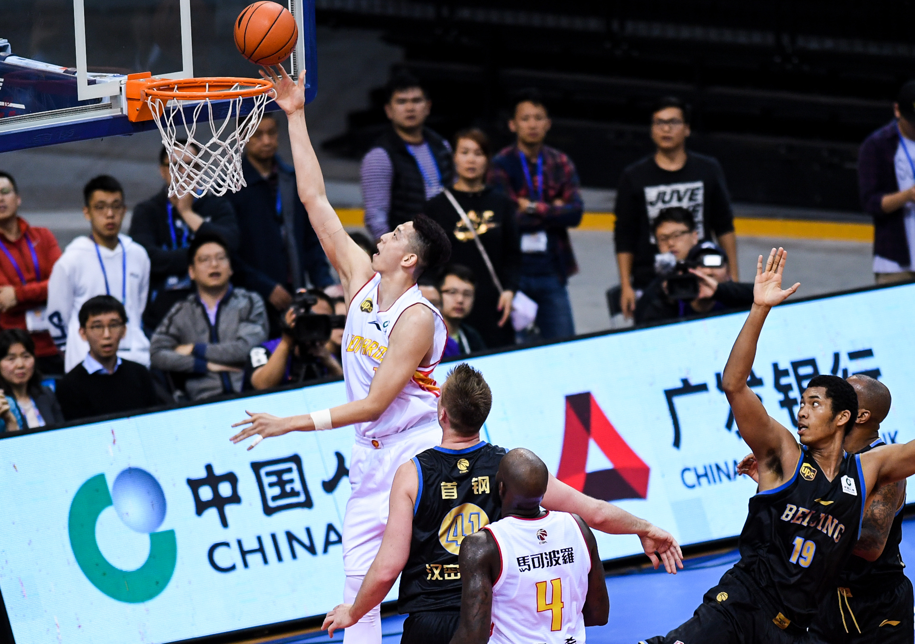 斯帕莱蒂与孔蒂的意甲逆转：那不勒斯击败尤文图斯，迎接新时代（那不勒斯逆袭尤文：斯帕莱蒂与孔蒂引领意甲新纪元）