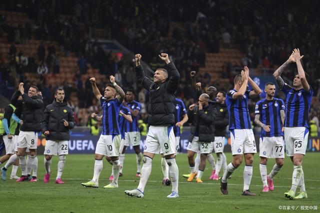 曼联客场不败创英超最长纪录，B费贡献2球1助攻，但防守漏洞明显，积分排名靠后。（曼联客场不败登顶英超纪录，B费2球1助抢眼，防守短板凸显、积分仍靠后）