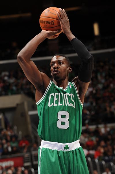 再战发展联盟！赛前杨瀚森与队友一同观看录像（备战发展联盟！杨瀚森赛前与队友一起研究录像）