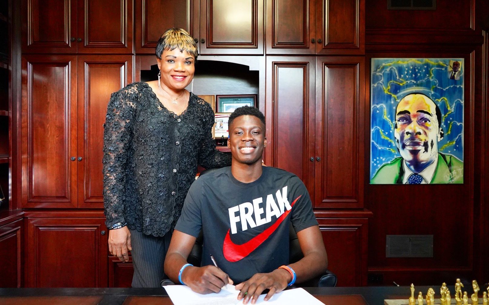 亚泰为客场全勤球迷颁发纪念证书，谭龙、徐浩峰等人参与颁奖（谭龙、徐浩峰等为亚泰客场全勤球迷颁发纪念证书）